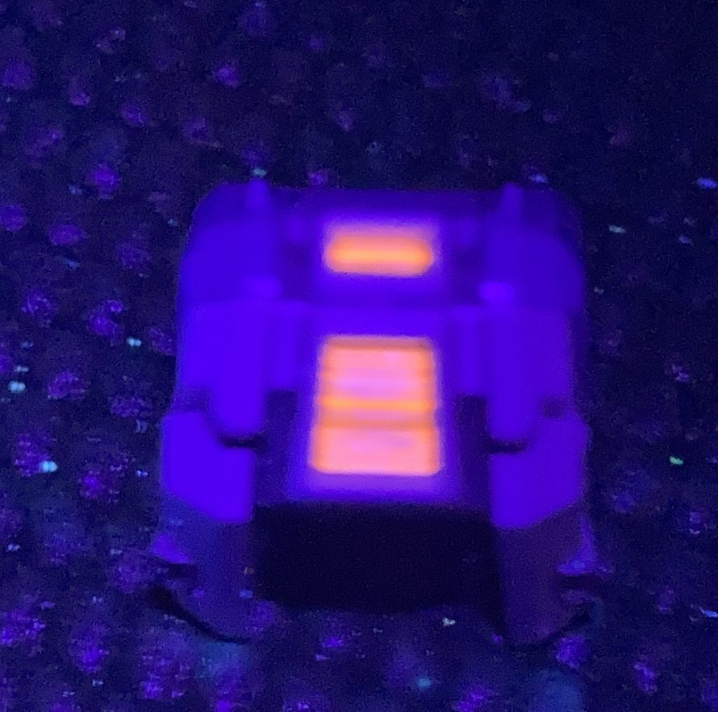 ガンダムマーカーのイエローゴールドが、意図せずにブラックライトに反応して良い効果に。