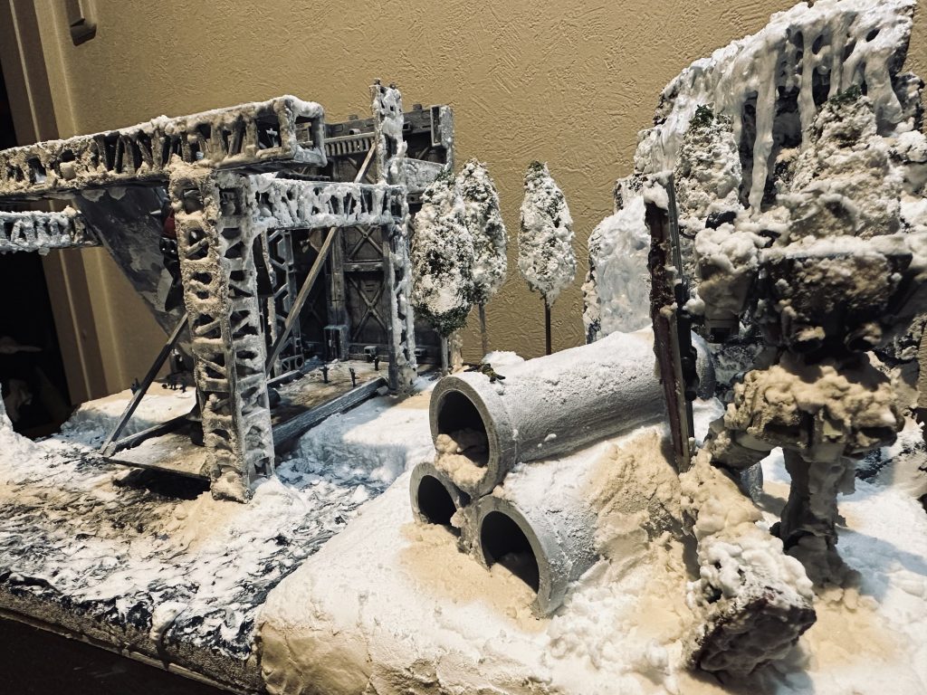 ガンダムが雪の中、ザクを狙っています。www