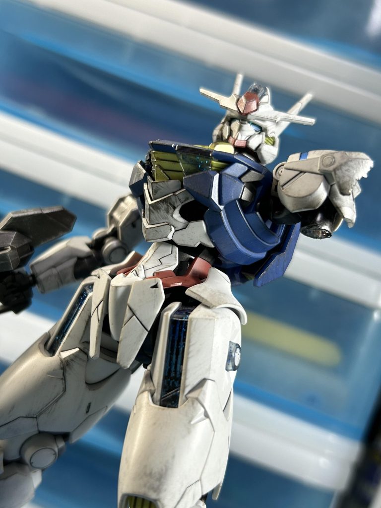 破壊された左腕の断面が見えるように