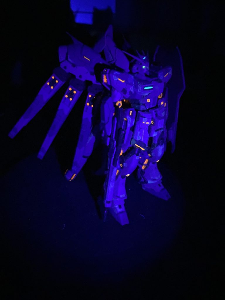 ブラックライトで光ります。