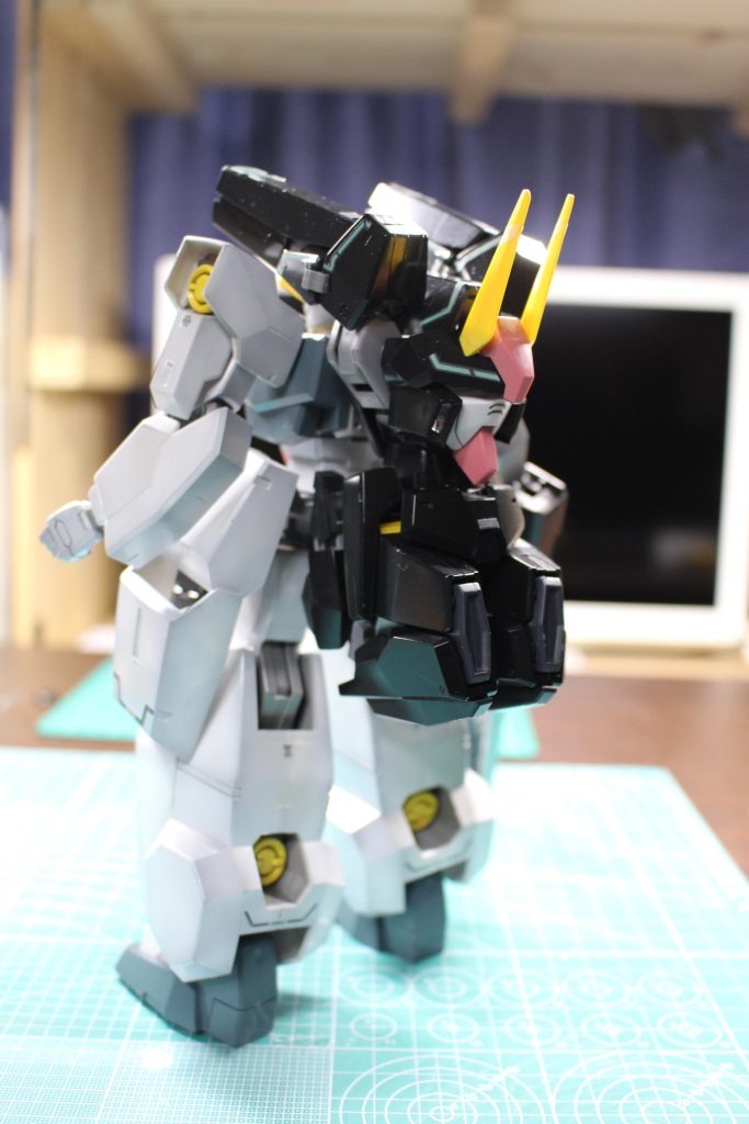 セラフィムは水性ミッドナイトブルーで塗装しましたが、ほとんど黒ですね（汗）