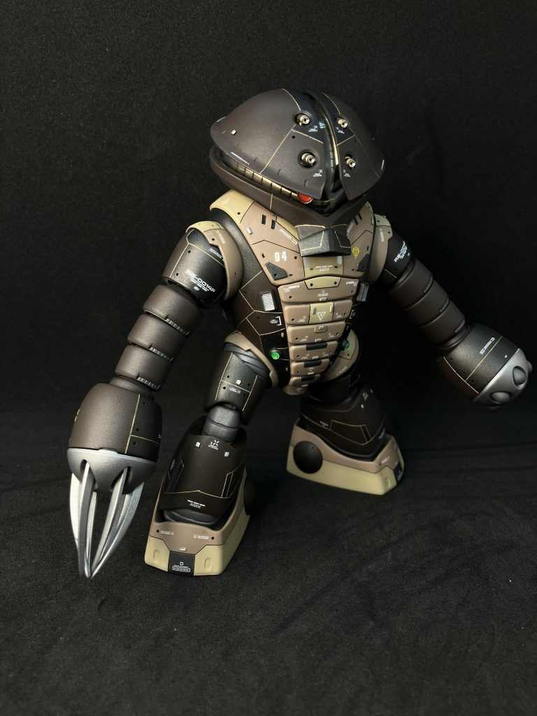 黒っぽい部分の墨入れはエナメルのチタンゴールドです。