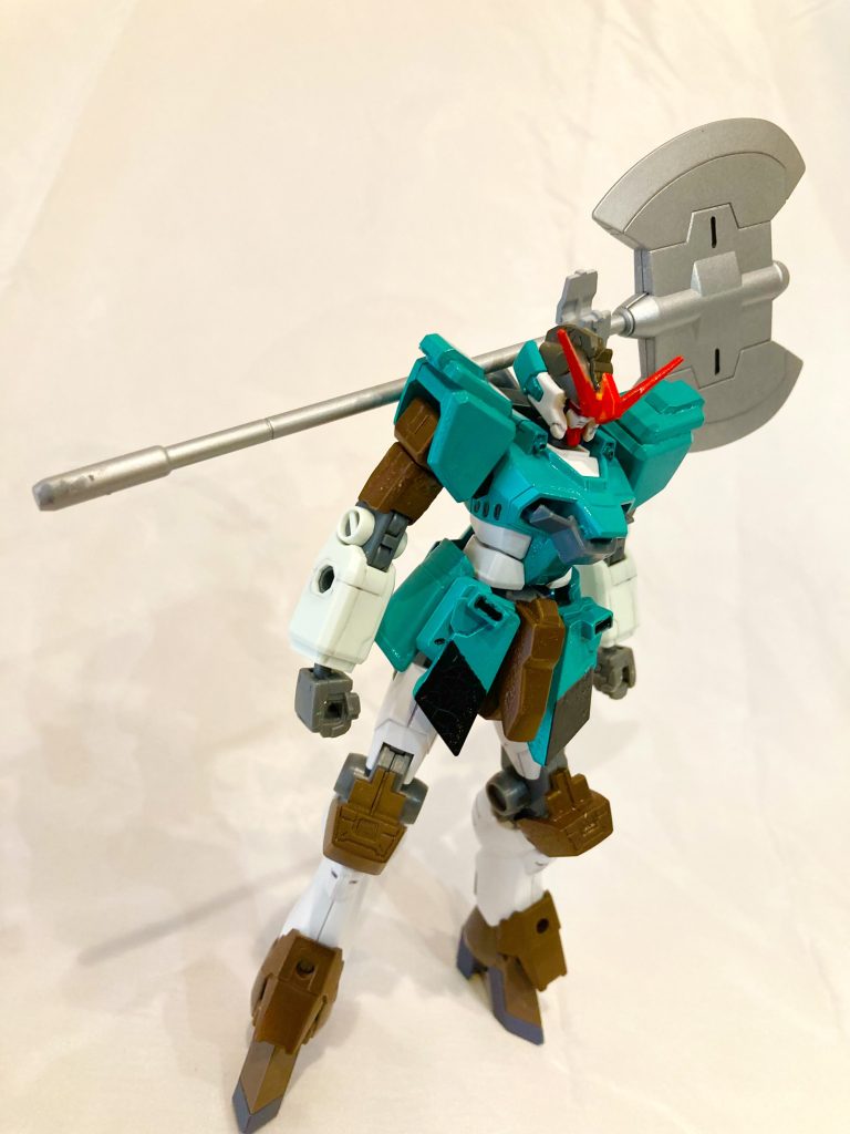 銀の斧「シルバーヘルメスアックス」高硬度レアメタルを高密度で生成した超重量破砕兵装。その超重量でどんな物もパワーで破壊する。力こそパワー