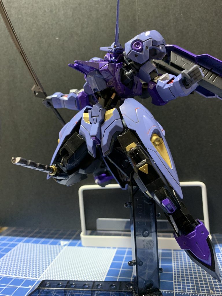 ドリルニーって男の子だよね!薄青で塗り始めたのですが、設定画よく見ると薄紫でどうしようってなりました。一応組み立ててみると案外この色紫が引き立っていいなあ、と。思ったよりまとまってくれて一安心です。時間はかかりましたがかけただけの成果が出てくれたことが嬉しいですね。どこかでバエル発掘できれば並べてみたいです。