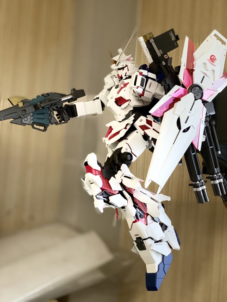 壁につけてみました。トップコートと武器関係の塗装のみです。