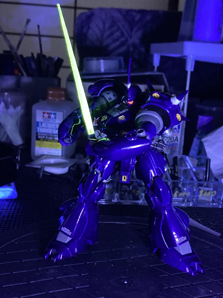 一部、ブラックライトで光ります。