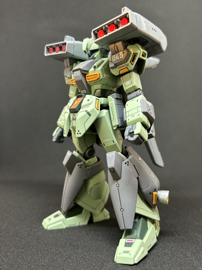 スジ彫り、部分塗装、つや消しコート仕上げです。