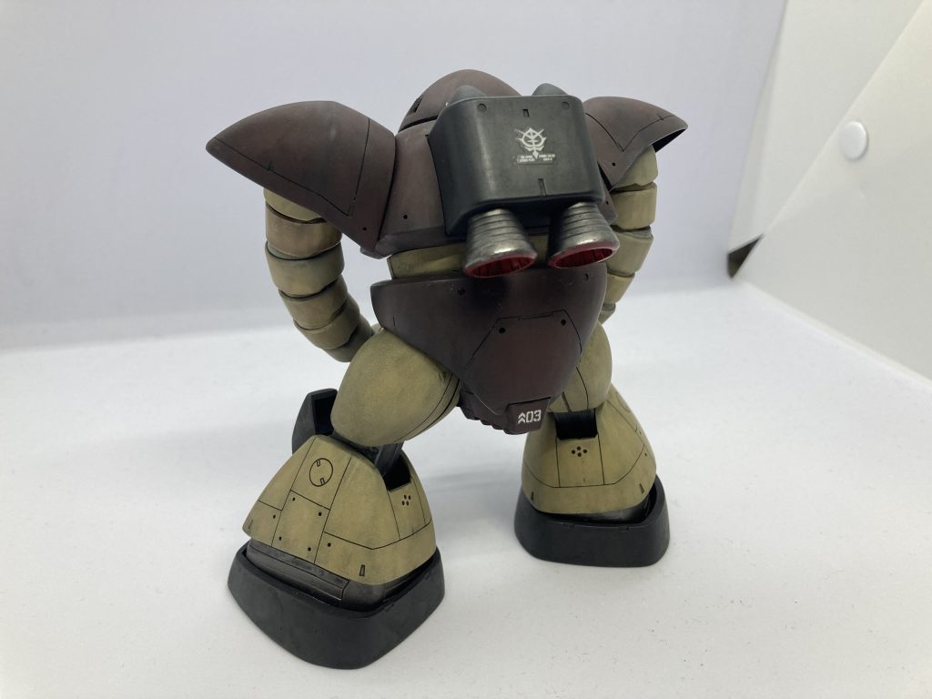 エネメル塗料でウォッシングしている最中にバックパックが真っ二つに割れました。(涙)