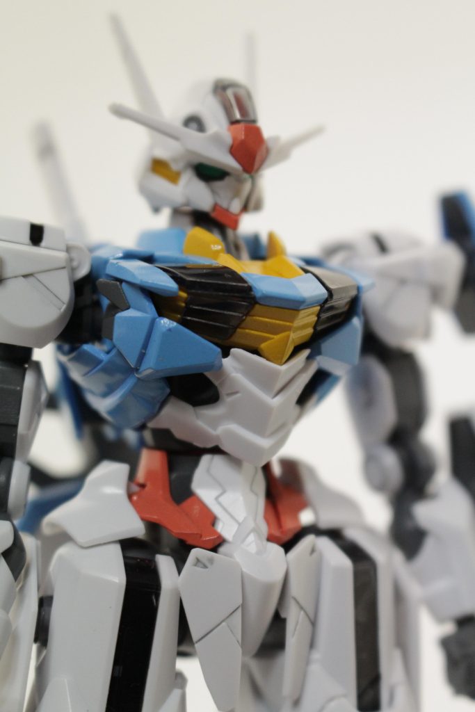 ツインアイはやけに細くキツネ目（古）だったので、目のふちを削って目が大きく見えるようにしました。