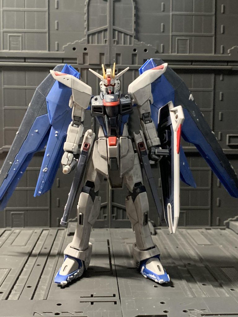 足裏にもウェザリングペーストを塗りたくっているのと、背中のウイングが重いので、若干自立しにくいです。（笑）