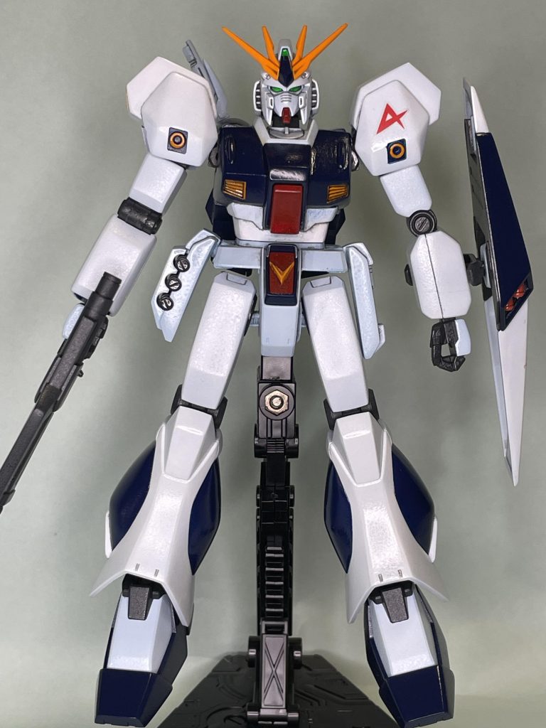 正面からジェガンの体にνガンダムの頭とバックパックを付けただけです。アムロ「これはνガンダムじゃない」輸送兵「持ってきただけでも誉めてくださいよ」