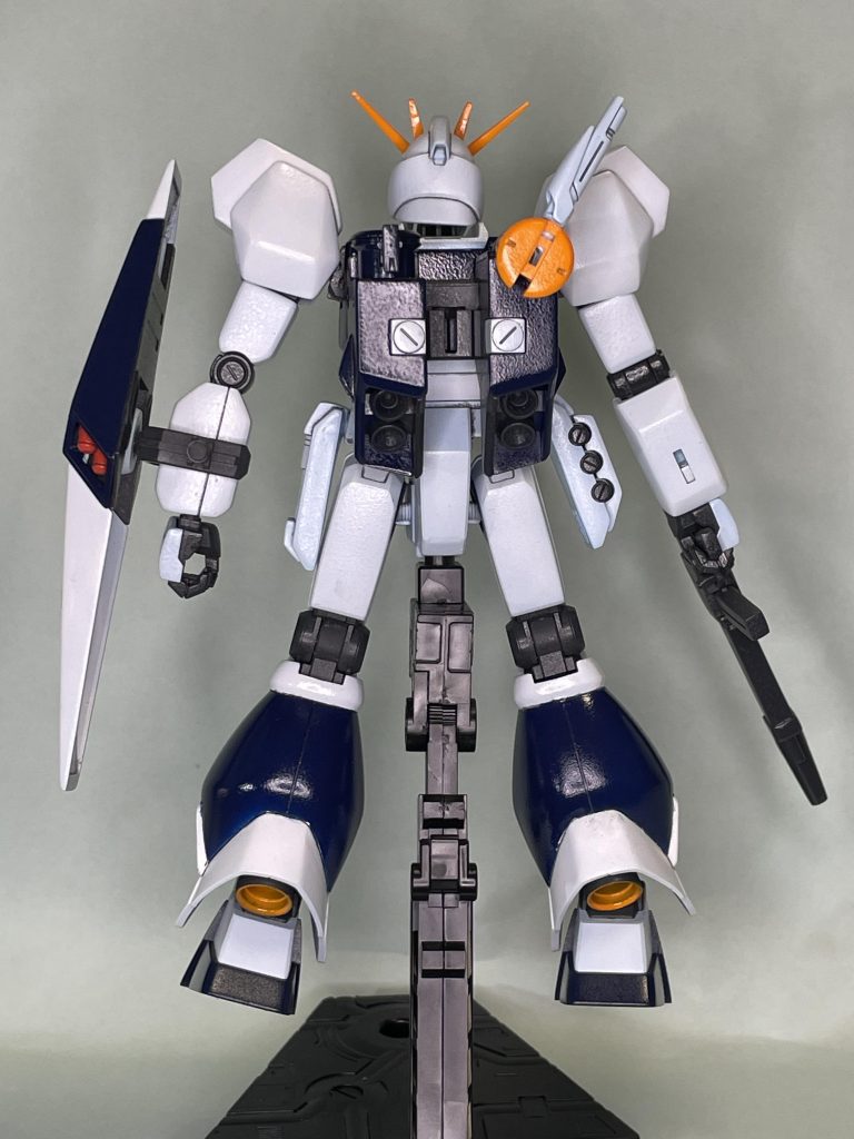 背面アムロ「だからってこれは」輸送兵「そもそも、一年戦争のエースだからって専用機を与えるのはおかしいって、製造自体が白紙になったんですよ」輸送兵「それをどこからか支援があって、高官連中を動かした妥協点がコイツです」