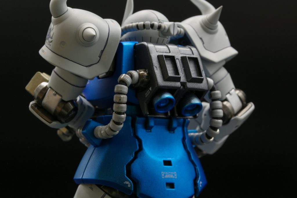 バックパックにダクトを追加しています。リアのスカートは歯車状の噛み合せを再現しました。