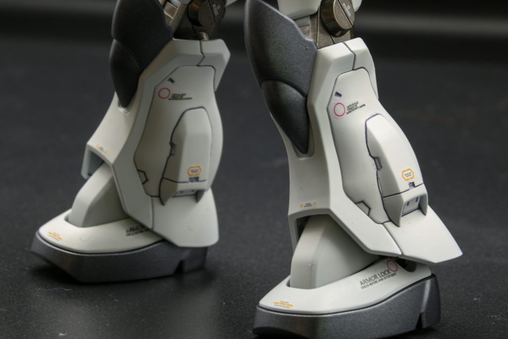 足元はデカールとスジボリの掘り直しをしたのみです。