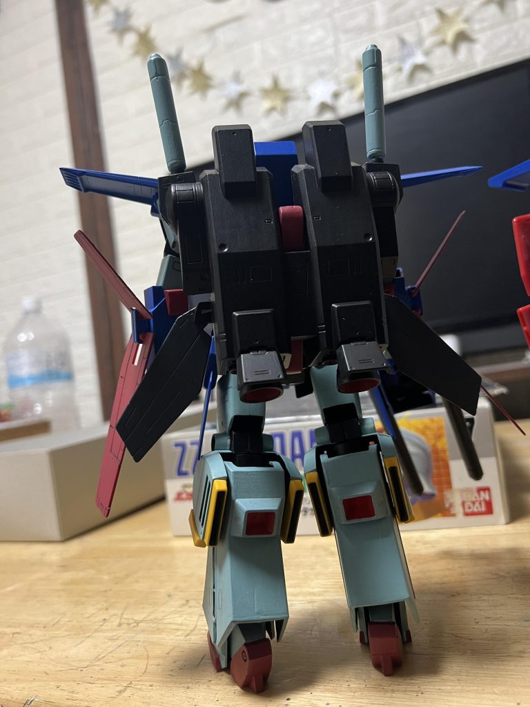 色味はまあまあかなあ、、、と思います100均のミルクカゼイン塗料で塗装してみました。初めて使うので、勝手が分からず厚塗りでボコボコですわ