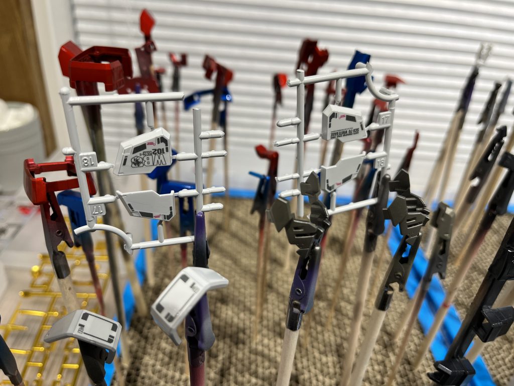 チタニウムフィニッシュパーツとゴールド塗装パーツ以外はメタリック成形色でウェルドラインも出ているし質感の差が大きかったのでメタリック塗装する事にし、面積の大きいデカールだけは貼った後にクリアを吹いてツヤが無くならない様にしました。