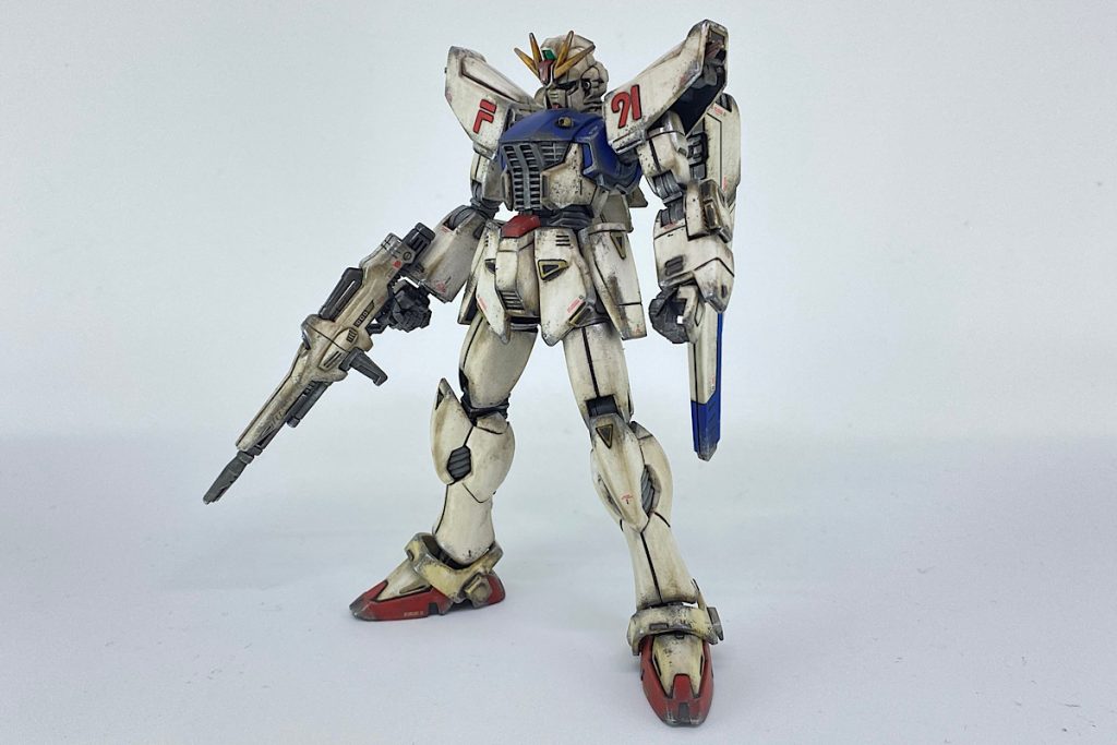 最初に、キット自体は色分けが再現されてなかったところが多々あったので、ガンダムマーカーやアクリジョンで部分塗装してます。あと、足首と腕にグレーで塗装したカスタマイズマテリアル_3Dメタリックシールを貼って少しだけディテールアップもしました。これ結構お手軽にできるのでオススメです。その後は水転写デカールを貼って、半光沢トップコートでセーブしてからウェザリングをしてます。