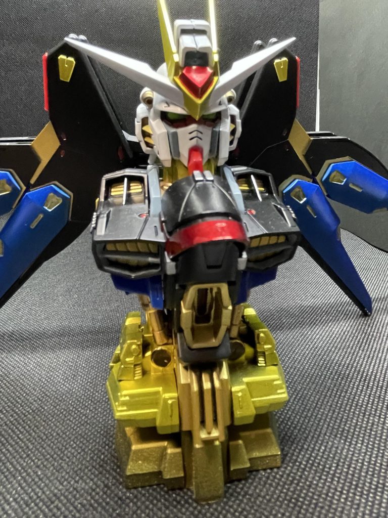 メカニカルバストのストフリは約1/60サイズですが、1/60サイズのウイングは胴体しかないこの機体には取り付けられないので旧キット1/100ストフリのウイングを移植しました