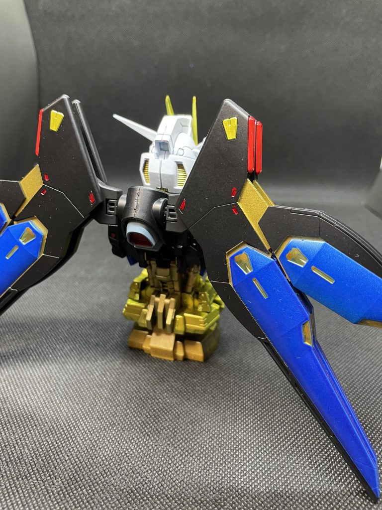 羽が支えてくれるので自立可能座高を上げる為、別のフレームの土台を重ねて高さを確保してます