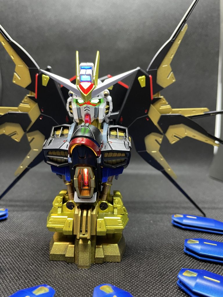 発光するルミナスユニットは1つしかないので、頭部はブラックライトで発光させてます