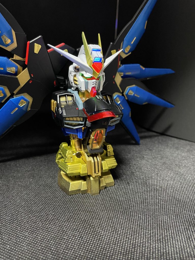 3回ガシャを回したんですが、クリア、クリア、ルミナスコアユニットという当たり方でしたおかげでクリアの外装を全塗装するはめになりました