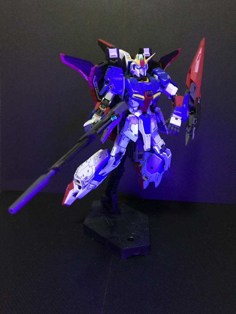 完成当時写真1ブラックライト当ててみる。センサー類は釣り用蓄光蛍光グリーンで塗装。