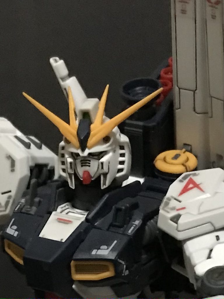 完成当時の写真1 まともな道具も準備せずに素組みでリアルスティックデカール貼り。百均のピンセットで四苦八苦しながら作業。さすがRG シロウトが作っても様になりました。初めての墨入れもやってみましたが、なんせ知識がないので手を真っ黒に...。溶剤でふき取る前までは指紋だらけの汚い仕上がりでした。