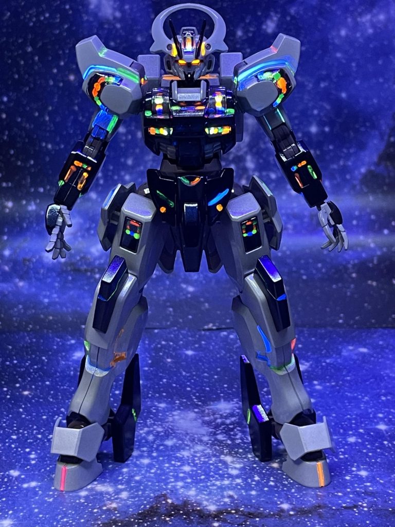 シュバルゼッテも蛍光塗料墨入れこの機体は武装がないとかなりシンプルで小さいです