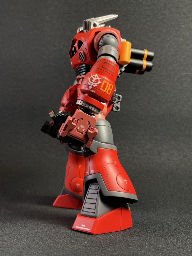 デカールがなかなか良いものを見つけられなくて苦労しました。結局は、ガンダムデカールから採用しています左前腕のジオンマークと08がお気に入りですマニピュレーターは、例のアレですなかなかハマりますねコレでバーン💥ってパンチされたら…ジムなんてイチコロですよ😛