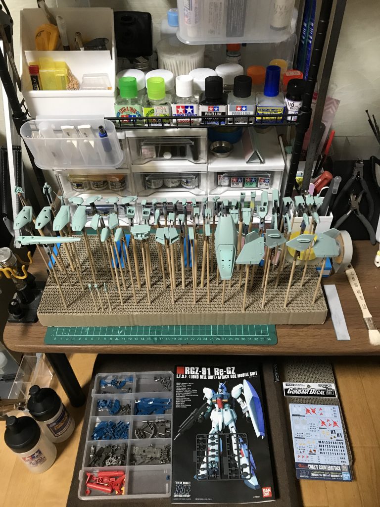 持ち手差しは、ダイソーで買った猫の爪とぎ・・・。