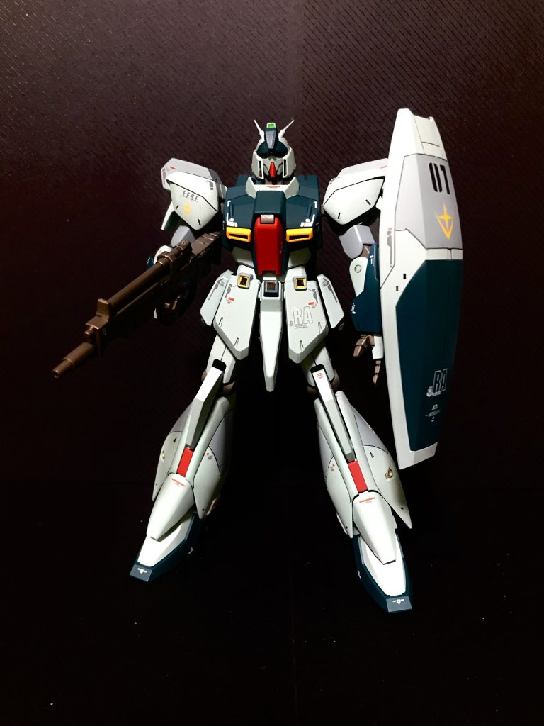 完成当時写真1　正面撮影薄いパステルブルーの部分はグレートツートン塗分けしてます。本体改造はなしでスジ彫りを若干追加しています。ガンダムデカールリガズィ用と、RG νガンダム用の水転写デカールを適所に貼り、艶消しトップコートでなじませてます。