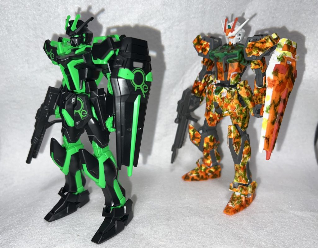 以前作成したEGストライクガンダム（セブンイレブンカラー）にアルコールマーカーで派手迷彩したものと並べて
