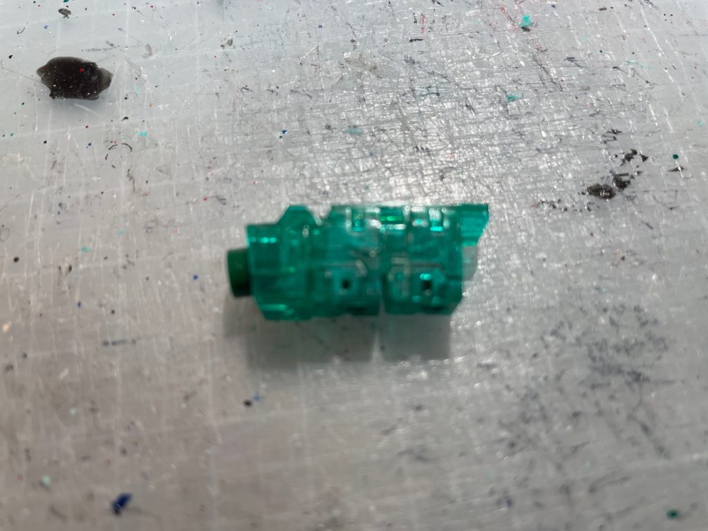 ユニコーンガンダム hgの腕(ジャンク品)の前腕部を延長(真鍮線&接着剤)。右腕の長さを合わせる。