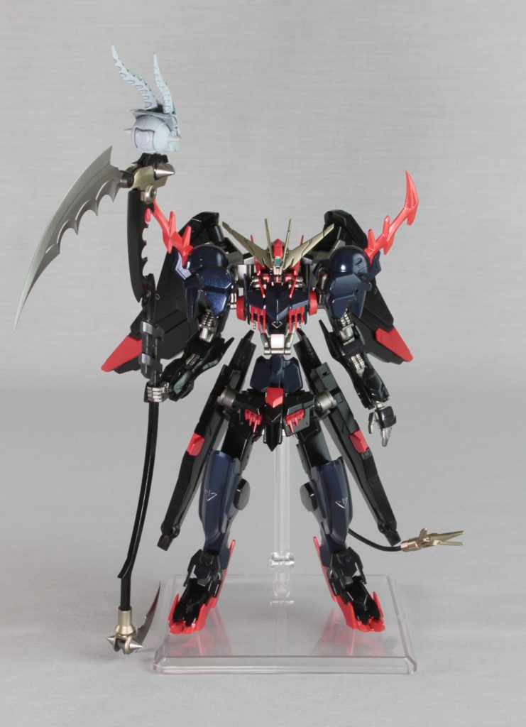 正面からの立ちポーズ。サブアームを格納すると、スマートな印象になります。