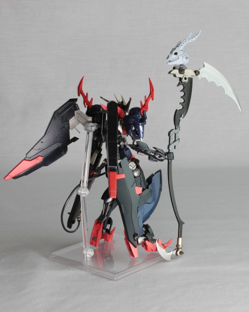 リアから。太めのリード線で尻尾は自由に可動します。