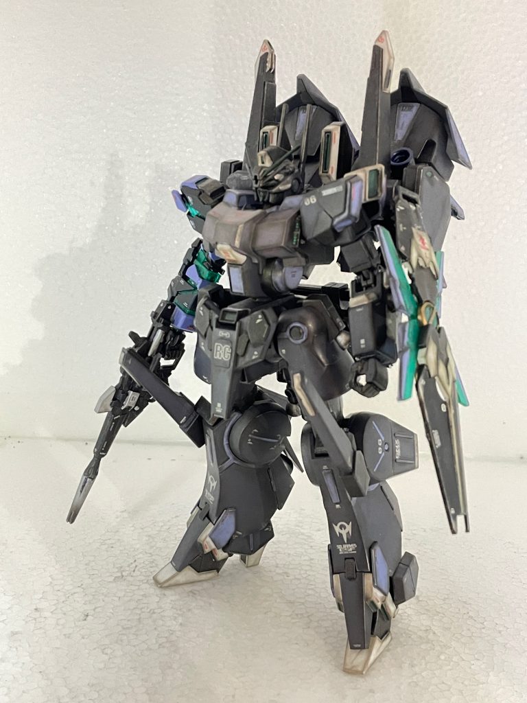 ※妄想設定ラプラス事変後、ユニコーンガンダム 並びにサイコフレームを凍結した連邦軍。しかし戦乱の火種は各地で燻ったままだった。その火種には、漏洩したサイコフレーム技術を使用したと思われるサイコマシーンも現れた。オードリー(ミネバ・ザビ)とバナージはジオンに身を置きながら独自の立場でその火種を消してきたが、既存のシルヴァバレトサプレッサーでは対抗するのが困難となる。そこで危険視してきたサイコフレームを使用した武装を装備すべく、オードリーはアルベルトビストに秘密裏に接触。戦乱の世を望まないアルベルトはその意思をある男に伝える。それは政治家として歩み始めたリディマーセナスである。彼はリスクをおかしながらも政治的な圧力を利用してサイコフレーム管理データーを改ざん、少量ではあるが、サイコフレームをアルベルトに供与。バナージと親和性の高いユニコーンガンダム の右腕とシールドを建造、シルヴァバレトサプレッサーに装備させた。