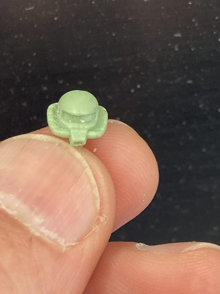 加工は頭部の合わせ目消しと、動力パイプを削り出し。 