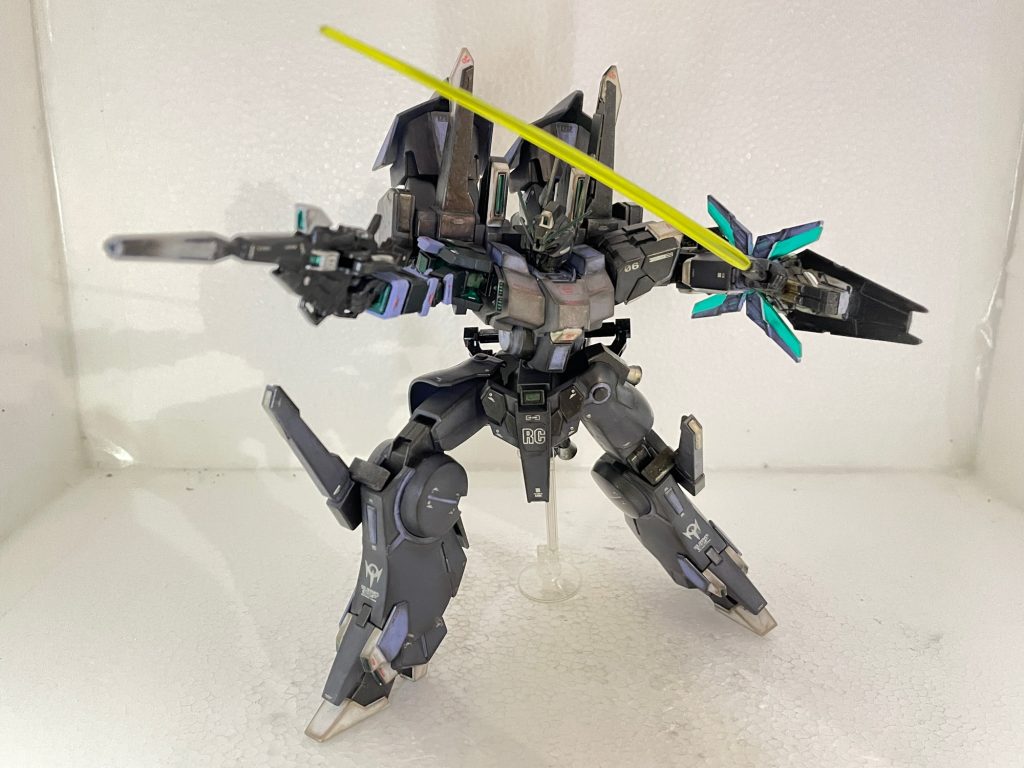 ※妄想設定ニュータイプとして覚醒しているバナージにとってNTーDシステム無しでも少量のサイコフレームの発動は可能となっており継続時間も延長されている。ユニコーンガンダム の右腕を装備する事で絶大な破壊力を誇るビームマグナムの連射が可能となり、また、シールドファンネルはI・フールド搭載遠隔操作武装として攻防一体の武装となる。