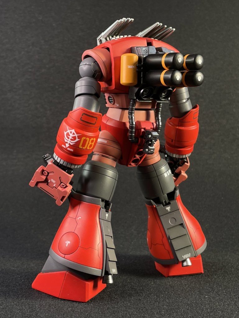 突き出す4本のプロペさんのタンクはい、プロペラントタンクですプラパイプで自作しました作り方は簡単なので、もしよければオフ会でお話します笑シャアが乗る機体ですから3倍速く動けるためには、タンクは大きめでなくてはいけません直前まで、ふくらはぎに取り付ける予定でしたが、なんとなく突飛なデザインにしたく、こちらを採用しましたその代わりふくらはぎ下部に、小型のバーニアを追加しましたシャアが大好きなトリッキーな動きが可能な機体となりました