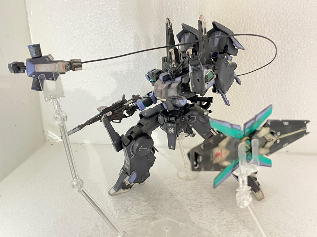 ※妄想設定背面にある交換用右腕4本は、オミットする事なく、シルヴァバレト本来の有線ビット兵器として改修、2本は近接戦用、2本はサイコミューキャンセラー(バナージ以外の感応波をある範囲で3分程度遮断する粒子を放出)として運用される。ケーブルジャックは腰部の既存クレーンに装備したため、1本ずつしか射出できない。※いろいろコネクリ回した設定ですが、本当は…バナージが『マグナムを連射したいよー‼️』とオードリーにおねだり、オードリーが『しょうがないわね。』とリディをたぶらかし実現させたカスタムかもしれません。