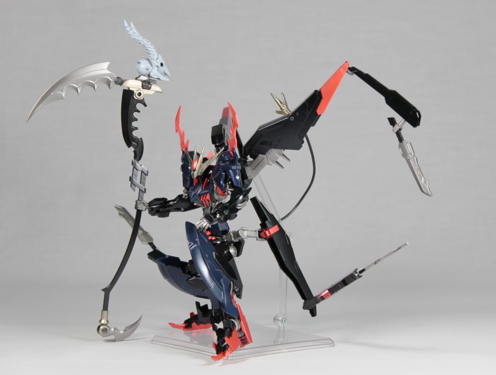 サイドから。なかなか全身を撮影するのが大変でした。武器を展開すると幅取りすぎるデザインになってしまった。。