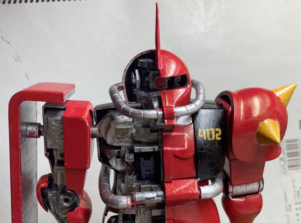 メカ部分は基本的にシルバー一色ですが、コクピット部分はグレーで、モノアイはクリアーパーツの裏をレッドでそれぞれ塗装しました。
