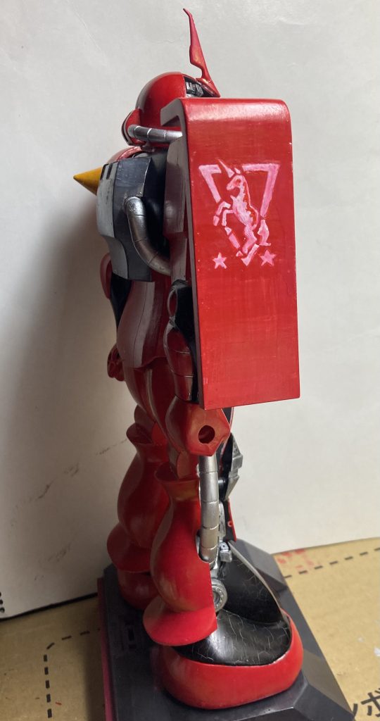 側面から。ジョニー・ライデンといえばユニコーンのエンブレムですが、キマイラ隊配属以降は使っていない気がします。