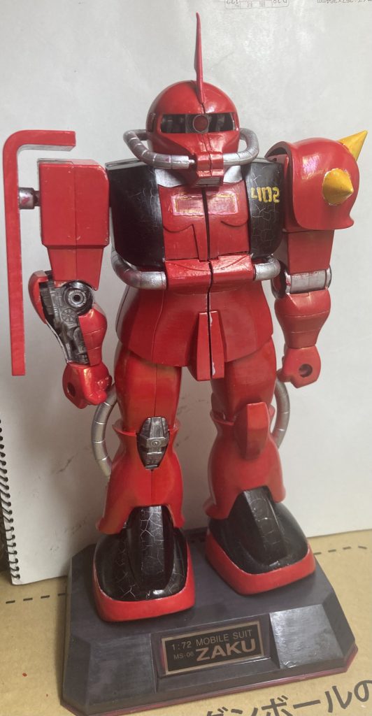 装甲を取り付けてみました。残念ながら前腕部と膝アーマーは上手くくっつかずに断念しました。