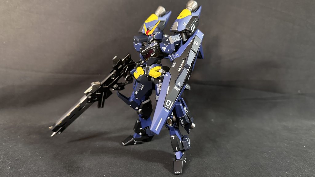 ボディについては、主にジャンクパーツから、頭にガンダムタイプのアンテナ移植。両肩後ろにストライカージンクスのヒザ周りを移植してバーニア増設。腰の下半分をルブリスソーン、上半分はガンヴォルヴァにすることで、特徴的な腰アーマーはそのままにバーニアを増設してます。膝に多分Z系のヒザパーツ。カカトとつま先はシルババレトサプレッサーから移植して足回りを大きくしてます。脚のサイドバーニアはデミバーディングのをそのまま移植です。