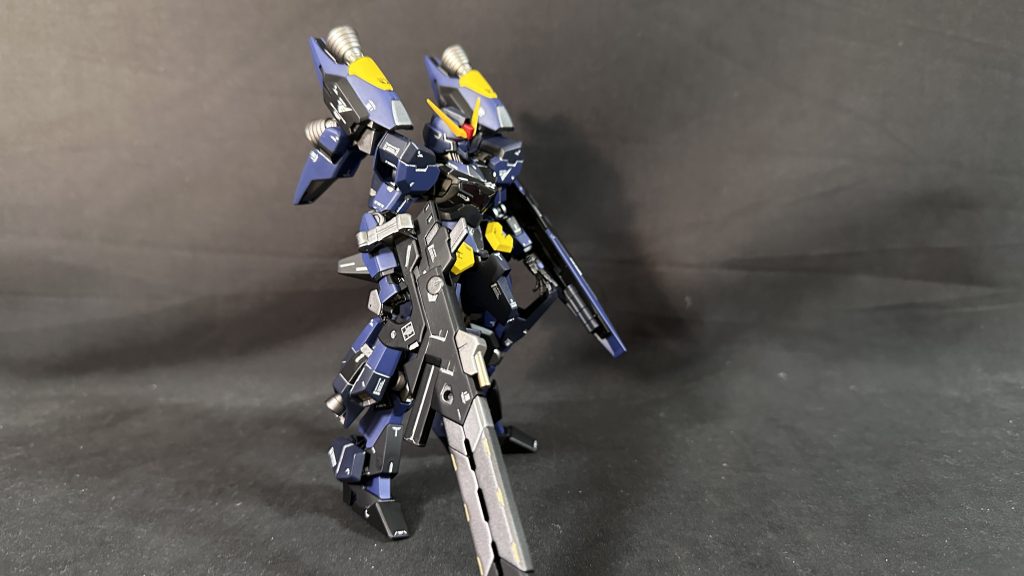 斜めから。ジンクスの膝周りをバーニアにするのは良い感じにできたのですが、取付位置を肩アーマーにしたのは失敗だったかもしれません。腕の上下に連動してしまうのでちょっとポージングに難がありますね。バックパックに取り付ける形の方がよかったでしょうか。