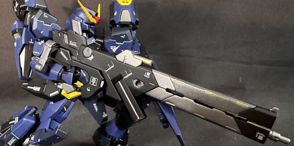 ライフルアピール。デカライフルはMSGサポートのバーストレールガンとザウォートのビームガンを合体、ディランザのライフルも合成して形を整えてます。重くて手首に負担がかかるので、腕のハードポイントに接続できるよう、ジョイントパーツも付けてあります。