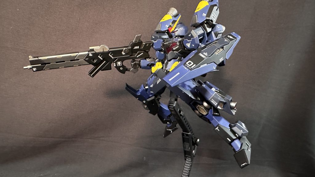 ということでガンヴォルヴァ高機動型でした。美脚と盾のカッコ良さが特徴のキットですね。兵装がシンプルなのでついつい盛ってしまいたくなりますが、元のものは元のもので良いと思います。