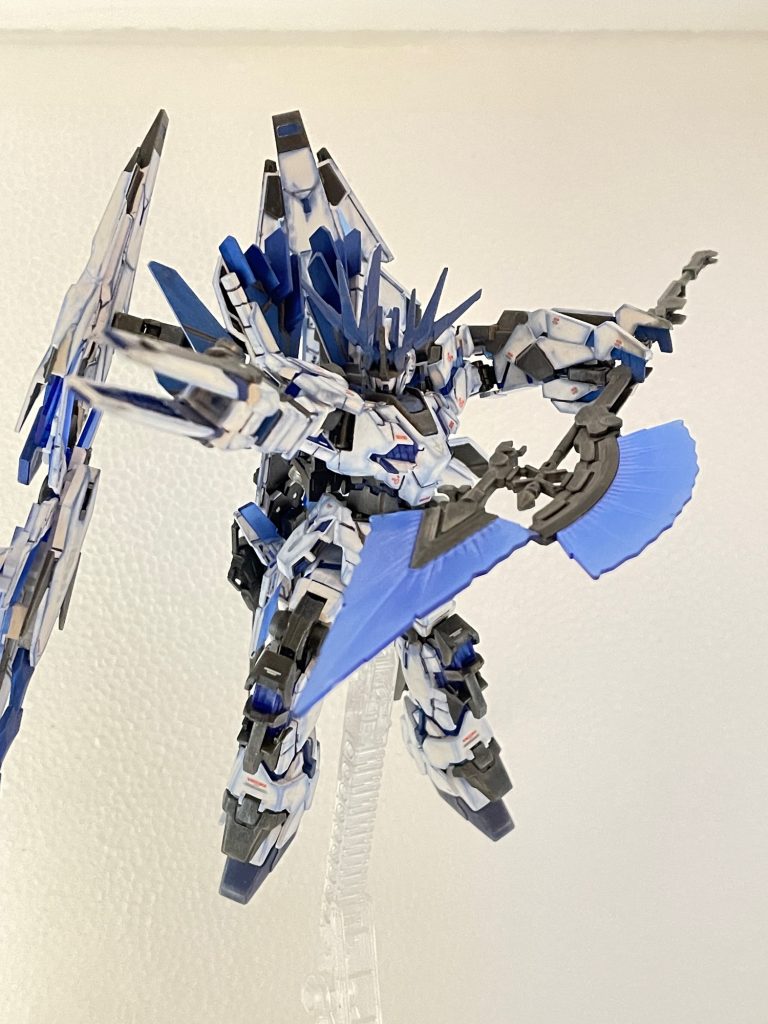 アームドアーマーBS攻撃姿勢。実は背面のアームドアーマーDEのジョイント部を延長しています。ノーマル状態だと腕や腰の回転に対してDEが干渉するのでちょこっと手を加えました。お尻のあたりには余剰パーツのユニコーンガンダム 用シールドとビームマグナムを装備させています。『どうしてもビームマグナムを打ちたい‼️』バナージなら諦められないと思い腰の部分に可動アームパーツを接着して取付ました。早々にBSを収納してマグナム打ちまくりそう…