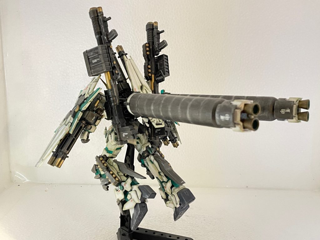 歴代ガンダムの中でも、これほと武骨なフルアーマーは他に無いですね。